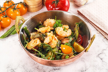 Gourmet salad with prawn and asparagus