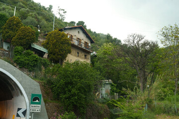 Obraz premium Stone House on Hillside With Tunnel Entrance in Italian Countryside