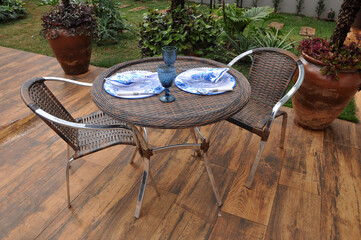 mesa posta com pratos decorados 