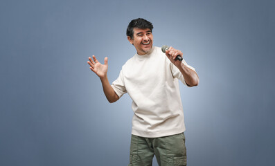 Alegre cantante latino con micrófono en la mano. Locutor. Expresiones humanas