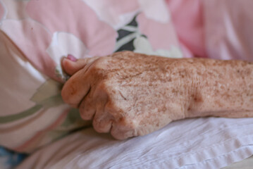 wrinkle hands of an older elderly person