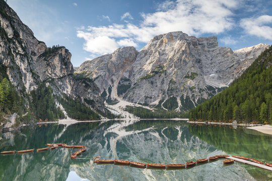 Lake Braies, mountain lake with rowing boats, behind it Seekofel, Lake Prags, Dolomites, South Tyrol, Alto Adige, Italy, Europe