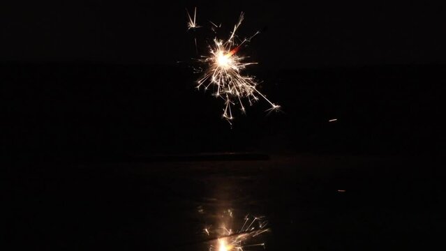 Primer plano de una bengala encendida y brillante en la oscuridad. A&ntilde;o nuevo