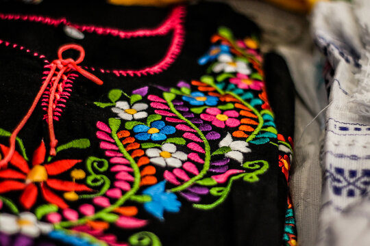 Vestimenta t&iacute;pica con bordados mexicanos. 