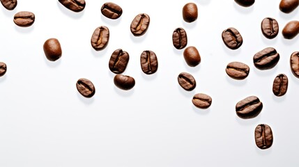 Obraz premium Coffee beans on white background with copy space 