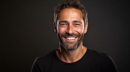 Obraz premium Smiling man in studio, direct gaze, soft lighting, 