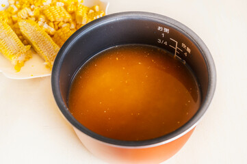 炊飯器に入れた出汁と米