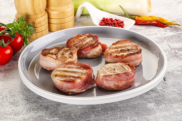 Grilled pork tenderloin with bacon