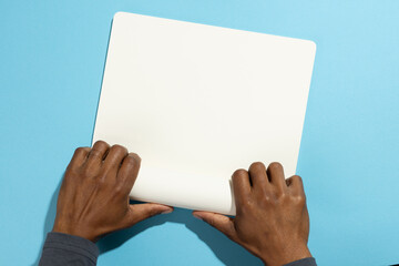 Naklejka premium Biracial man holding a blank whiteboard, with copy space