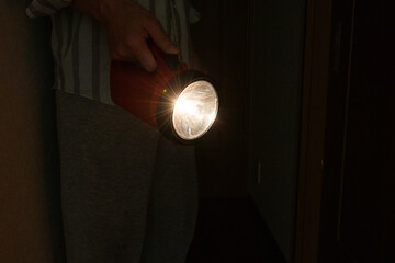 暗い部屋の中で光る懐中電灯