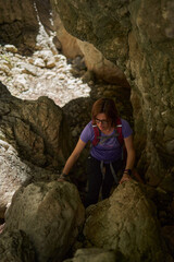 Naklejka premium Woman hiker with backpack in the mountains