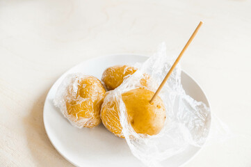 レンチンして火の通りを確認するジャガイモ