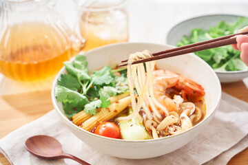 春雨の麺にエビなどをトッピングした具沢山の麻辣湯