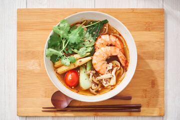 春雨の麺にエビなどをトッピングした具沢山の麻辣湯