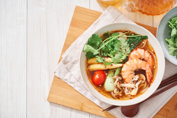 春雨の麺にエビなどをトッピングした具沢山の麻辣湯