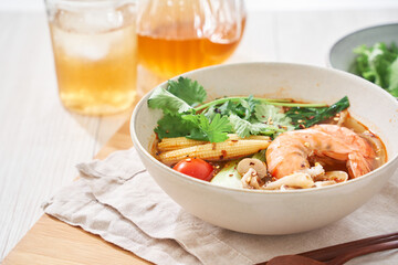 春雨の麺にエビなどをトッピングした具沢山の麻辣湯