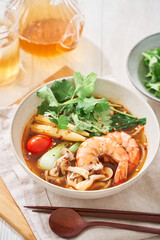 春雨の麺にエビなどをトッピングした具沢山の麻辣湯