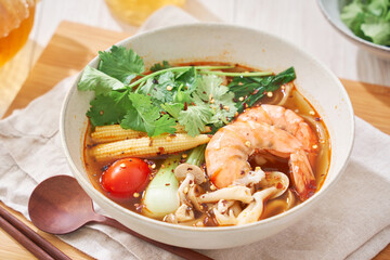 春雨の麺にエビなどをトッピングした具沢山の麻辣湯