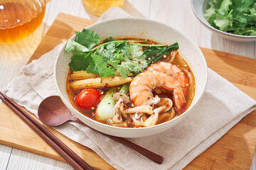 春雨の麺にエビなどをトッピングした具沢山の麻辣湯