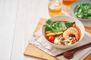 春雨の麺にエビなどをトッピングした具沢山の麻辣湯