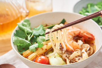 春雨の麺にエビなどをトッピングした具沢山の麻辣湯