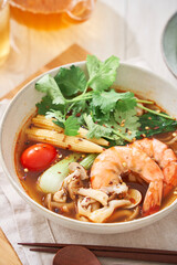 春雨の麺にエビなどをトッピングした具沢山の麻辣湯
