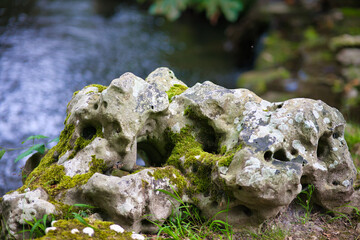 Rochers aux bords de l'eau