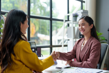 Obraz premium Businesswoman and financial representative shake hands after agreeing on a budget for business expansion and investment. Plans for construction projects Real estate finance concepts.