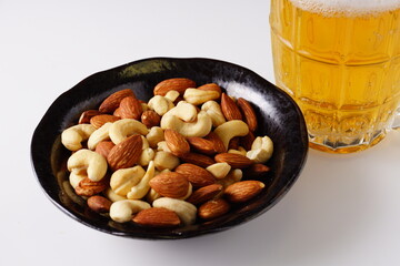 ミックスナッツとビール