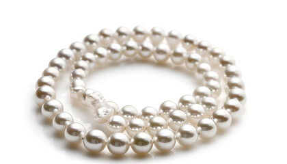 Obraz premium Elegant pearl necklace isolated on white, top view
