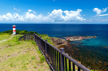 Obraz premium 【青森県今別町】高野崎灯台から岩場を結ぶ潮騒橋と渚橋。ゴツゴツした岩場で釣りや磯遊びが楽しめる