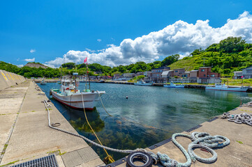 【青森：津軽半島】ひなびた漁村の風景。漁港のある風景