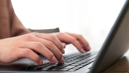 タイピングをする男性の手元