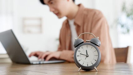  締切に追われて作業をする男性