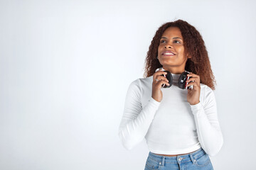 Mujer con auriculares, Mujer negra mirando al cielo soñando o pensando, Estilo de vida, Disfrutar de la música, publicidad