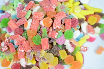 Coloridos caramelos dulces con diferentes formas. Sabrosos dulces