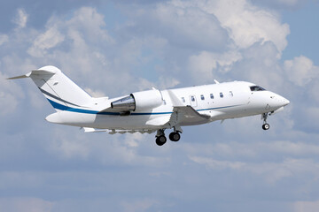 Challenger 605 Private Jet - Taking off from Atlanta Peachtree DeKalb Airport