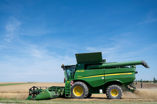 Moissonneuse batteuse John deer &agrave; la moisson des bl&eacute;s