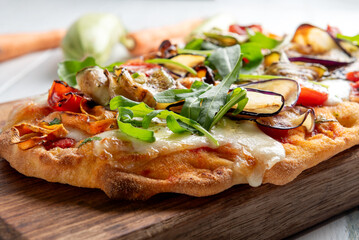 Pinsa romana condita con verdure miste, pizza italiana vegetariana, gastronomia europea 