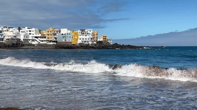 Playa Jard&iacute;n y barrio de Punta Brava en la costa de la ciudad del Puerto de la Cruz, Tenerife, islas Canarias