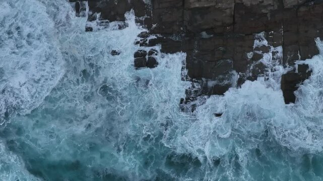 Islas atlanticas en medio de una marea muy fuerte a vista de drone