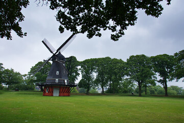 Windm&uuml;hle in Kopenhagen auf ehemaligen Festungsgel&auml;nde , es war ein kurzer Moment ohne Regen an diesem Tag