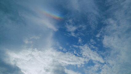 Obraz premium Beautiful sun halo or circumscribed halo. Cinemagraphs b-roll. Early winter after rain the sky is always bright. Timelapse.