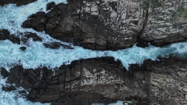 Islas atlanticas en medio de una marea muy fuerte a vista de drone
