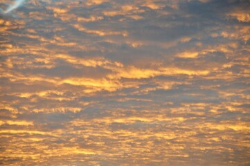 ciel coloré orange, couché de soleil, nuage coton