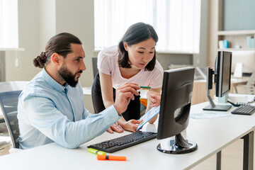 Obraz premium Beautiful businesspeople, Asian woman and Middle East bearded man, colleagues working together