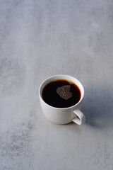 淹れたてのフレッシュで香りのよいコーヒーが入ったコーヒーカップ
