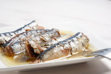 新鮮なイワシをオリーブオイルに漬けたオイルサーディン
