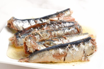 新鮮なイワシをオリーブオイルに漬けたオイルサーディン
