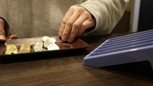 レジ締め作業、現金管理、手作業で集計